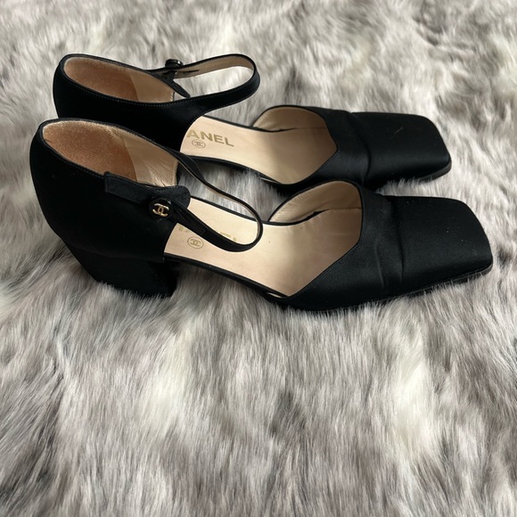 CHANEL Shoes - Vintage Chanel black Satin Closed square CC Toe Heels sz 39